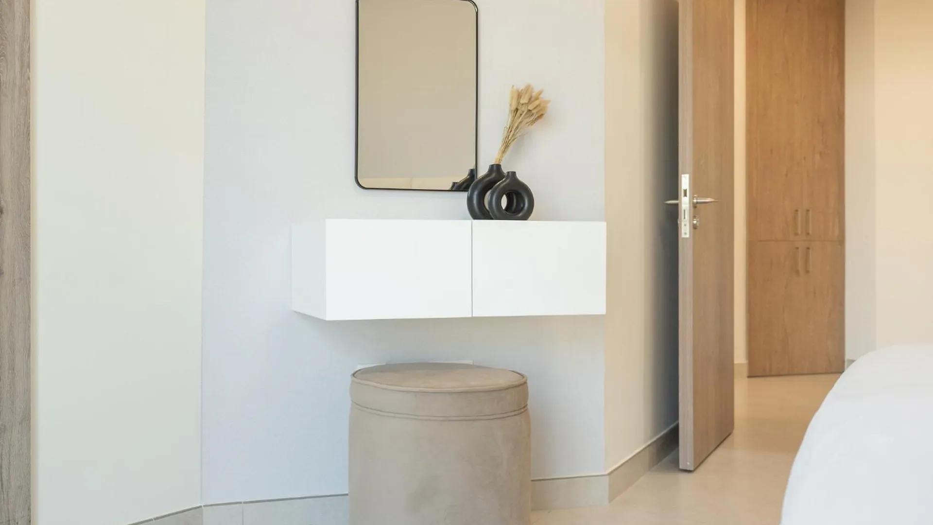 Apartment 2-Bedroom Oasis With Hotel-Quality Comfort In Business Bay Perfect For 4 Dubai