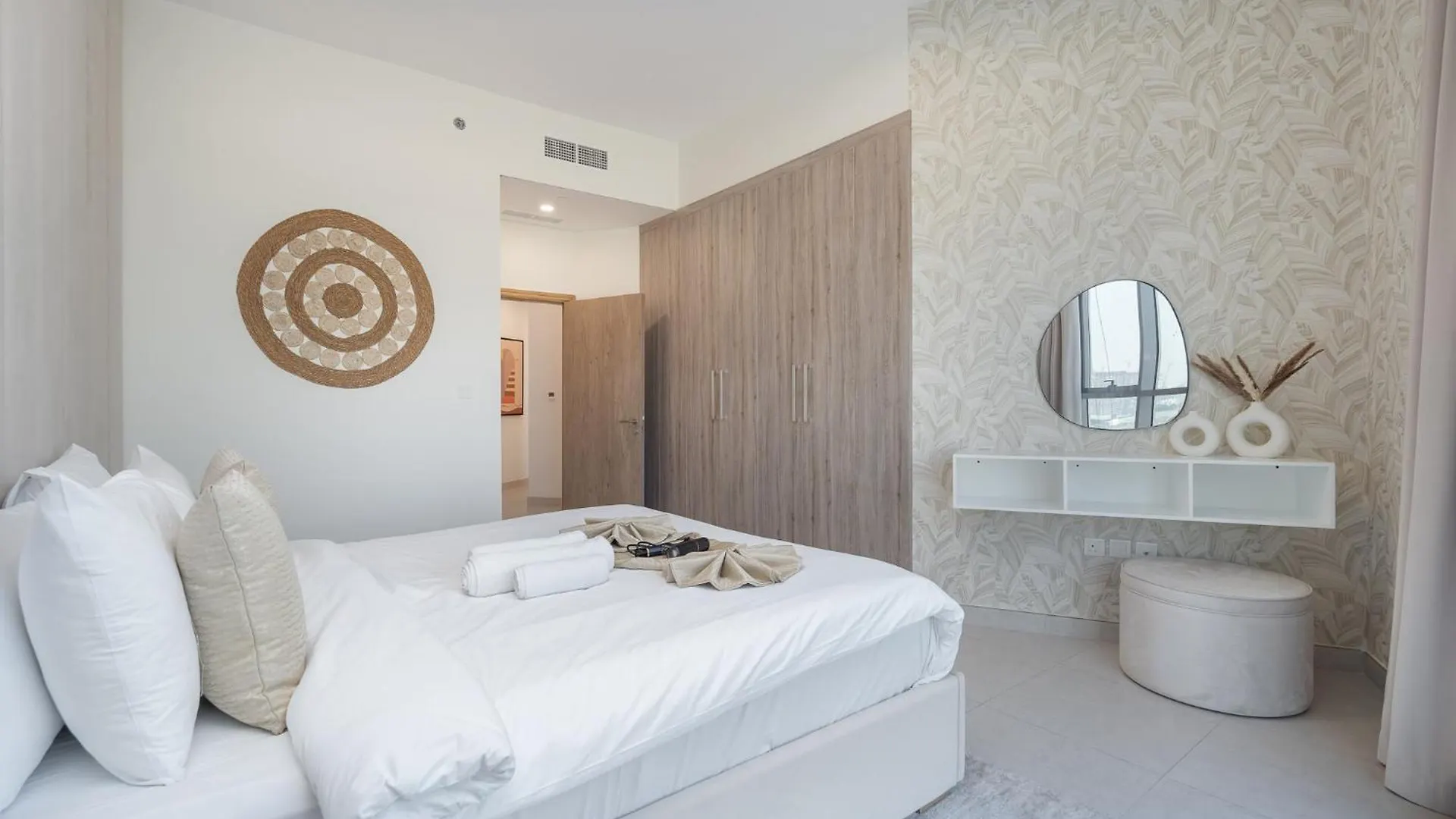 2-Bedroom Oasis With Hotel-Quality Comfort In Business Bay Perfect For 4 Dubai