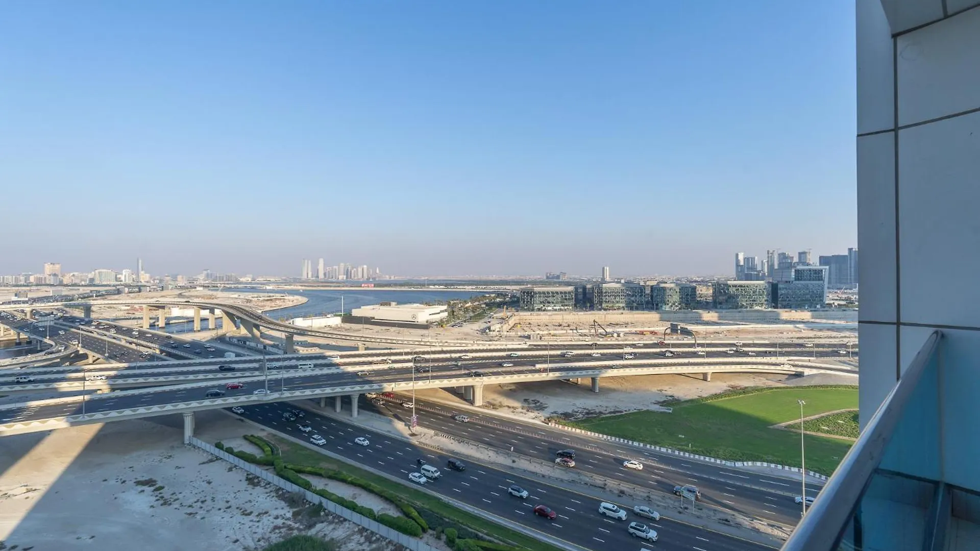 2-Bedroom Oasis With Hotel-Quality Comfort In Business Bay Perfect For 4 Dubai