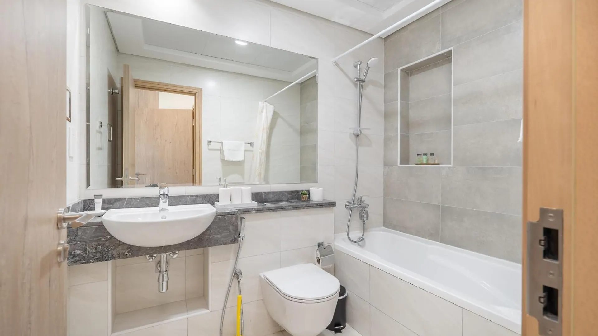 2-Bedroom Oasis With Hotel-Quality Comfort In Business Bay Perfect For 4 Dubai Apartment