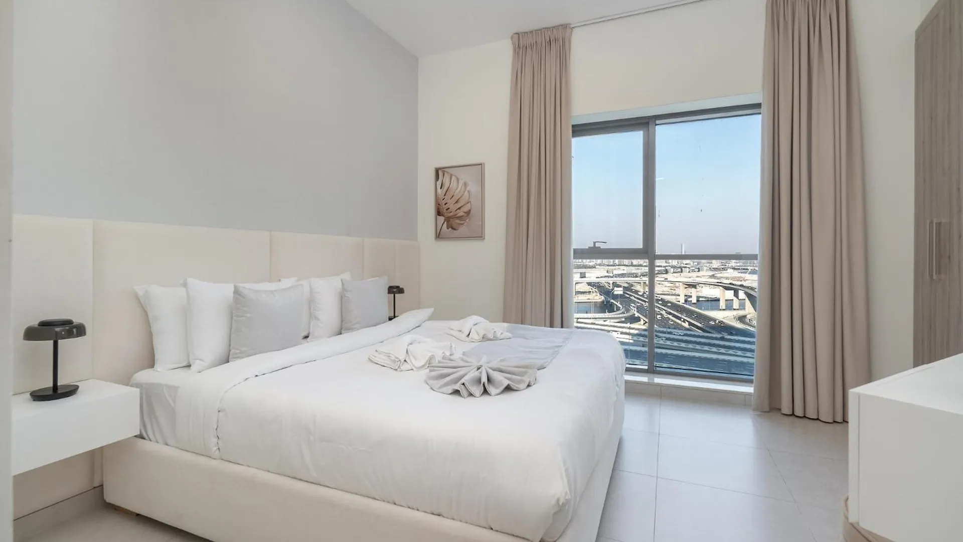 Apartment 2-Bedroom Oasis With Hotel-Quality Comfort In Business Bay Perfect For 4 Dubai
