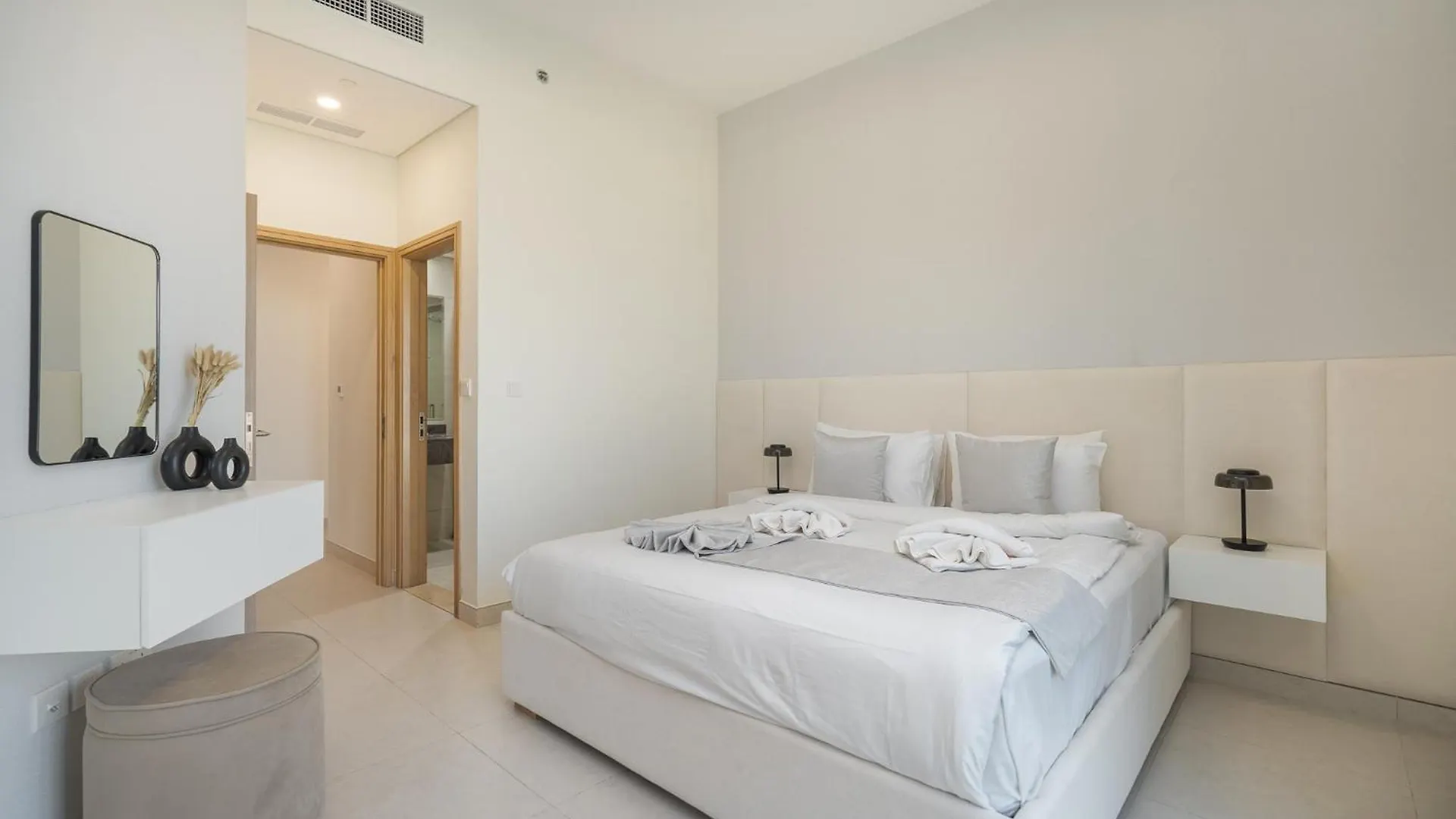 2-Bedroom Oasis With Hotel-Quality Comfort In Business Bay Perfect For 4 Dubai
